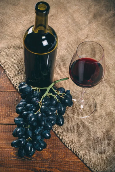 Vinho tinto e uva — Fotografia de Stock