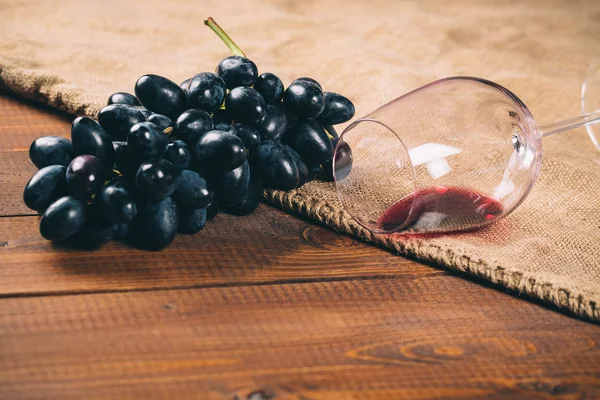 Келих червоного вина і винограду — стокове фото