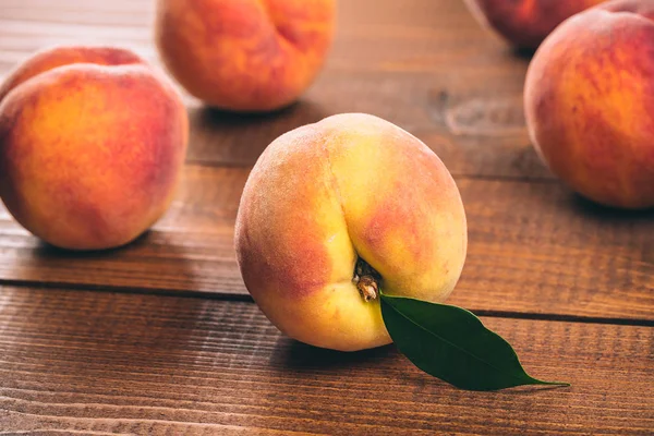 Peaches on wooden background — Stock Photo, Image