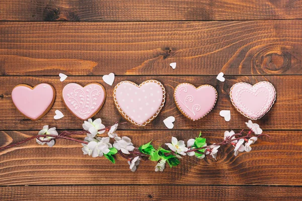 Heart-shaped biscuits and flowers — Stock Photo, Image