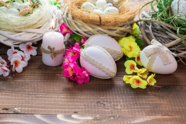 Huevos de Pascua, flores y velas —  Fotos de Stock