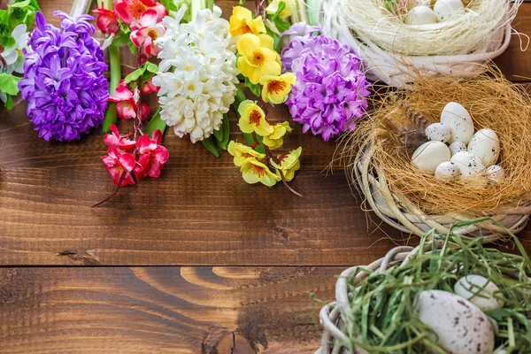 Oeufs de Pâques avec des fleurs — Photo