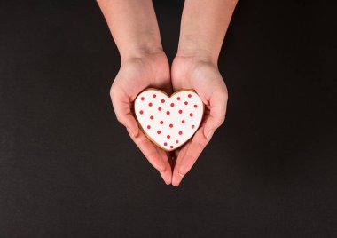 gingerbread kalp kadın elinde