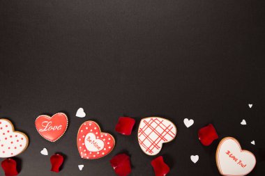 gingerbread kalpleri ve kırmızı yaprakları