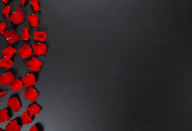 kırmızı gül yaprakları