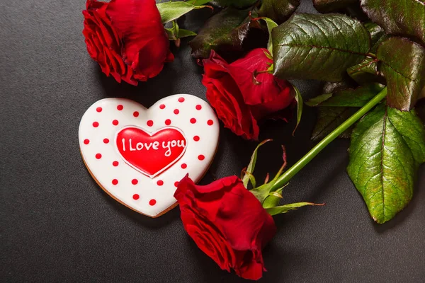 Gingerbread hearts and red roses — Stock Photo, Image