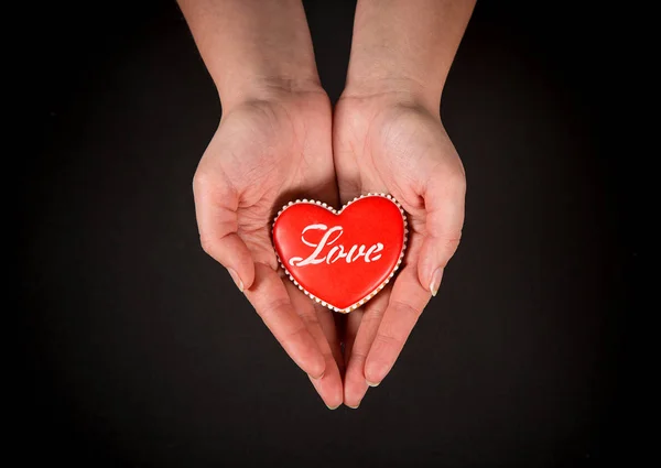 Coração em mãos de mulher — Fotografia de Stock