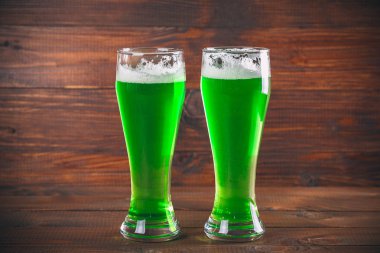 Yeşil bira kupalar