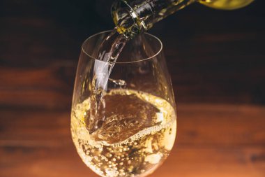 Şişe beyaz şarap dökme