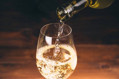 Şişe beyaz şarap dökme