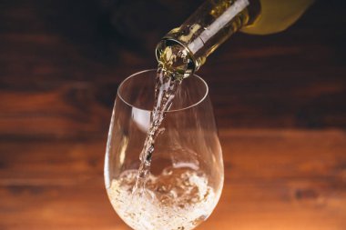 Şişe beyaz şarap dökme