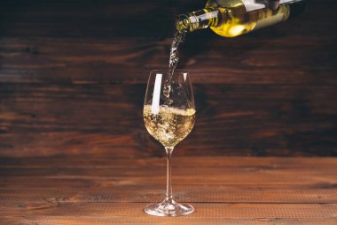 Kişi dökme şarap şişe