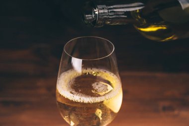 Şişe beyaz şarap dökme