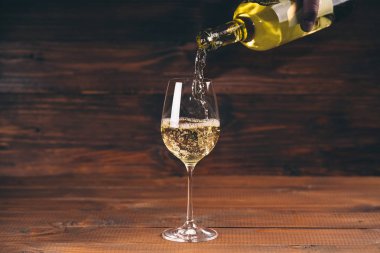 Kişi dökme şarap şişe