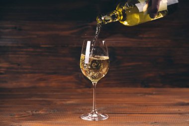 Kişi dökme şarap şişe
