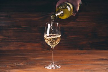 Kişi dökme şarap şişe