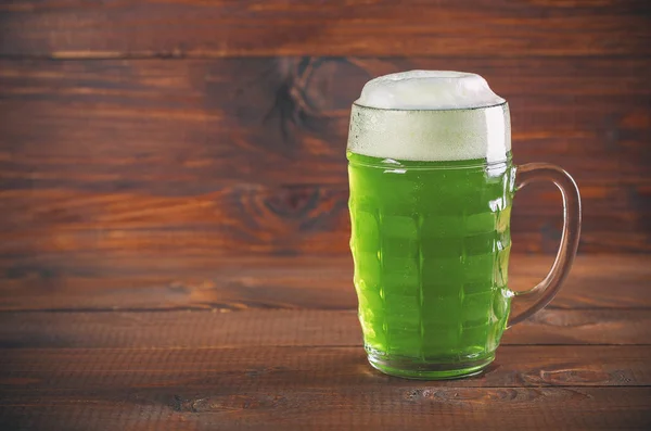 Mugg grön öl — Stockfoto
