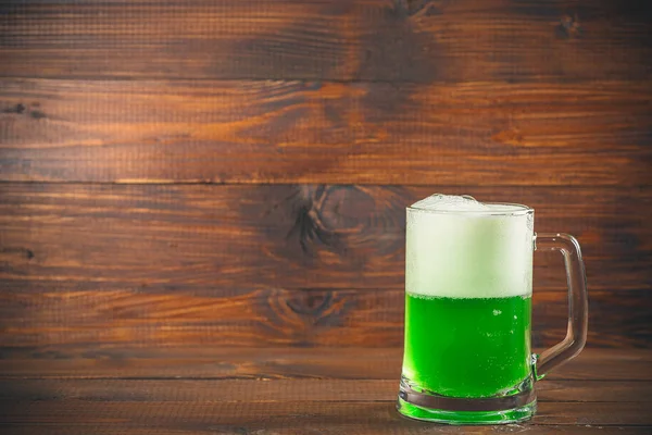 Mug of green beer — Stock Photo, Image