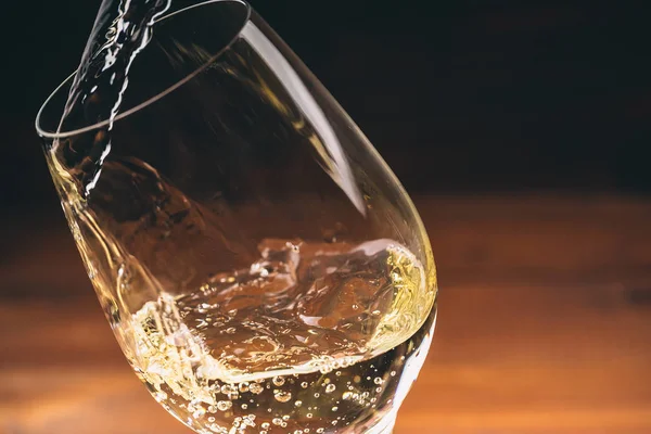 Pouring white in wineglass — Stock Photo, Image