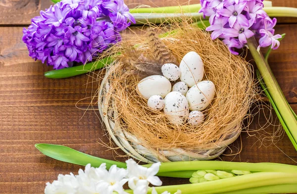 Beaux œufs de Pâques avec des fleurs — Photo
