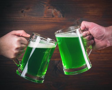 St Patrick'ın gün yeşil bira