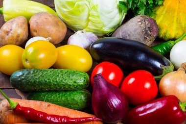 tablo üzerinde olgunlaşmış taze sebze