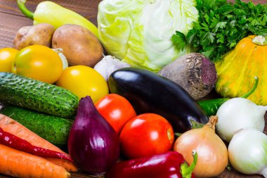 tablo üzerinde olgunlaşmış taze sebze