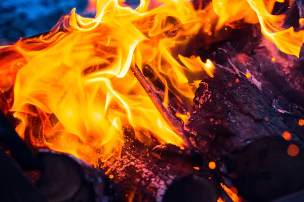 Hermosa llama de fuego ardiente —  Fotos de Stock