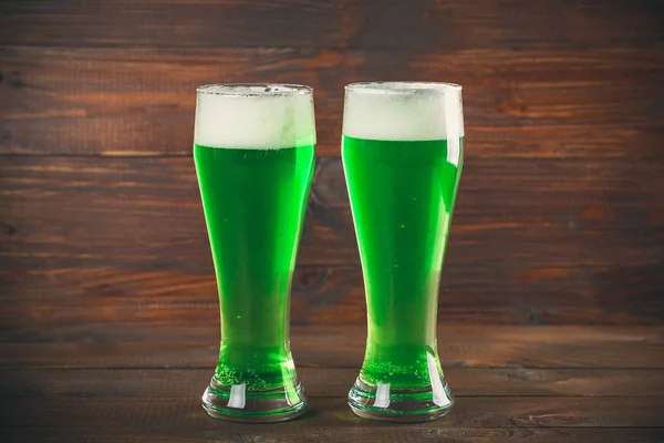 两个杯子的绿色的啤酒 — 图库照片