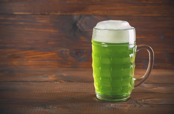 Mug of green beer — Stock Photo, Image