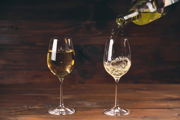 Nalévání bílého vína — Stock fotografie