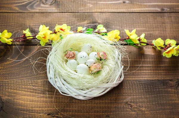 Hermosos huevos de Pascua con flores —  Fotos de Stock