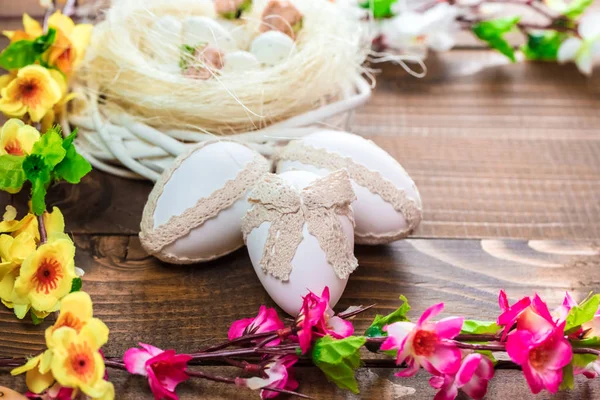 Huevos de Pascua con flores —  Fotos de Stock