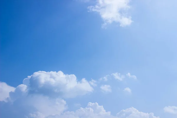 Witte pluizige wolken — Stockfoto