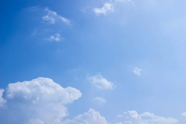 Weiße flauschige Wolken — Stockfoto