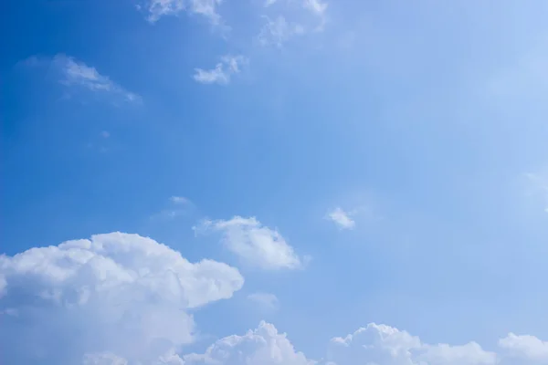 Witte pluizige wolken — Stockfoto