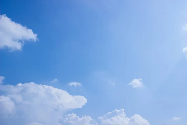 Белые пушистые облака — стоковое фото