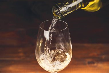 Beyaz şarap dök.