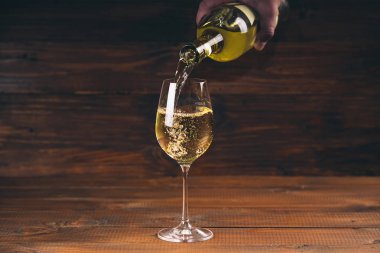 Beyaz şarap dök.