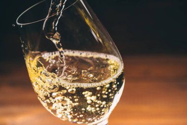 Beyaz şarap dök.