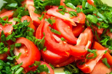 yeşil soğan domates salatası