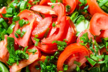 yeşil soğan domates salatası
