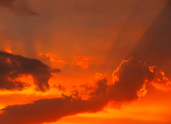 Güzel günbatımı manzara yanan — Stok fotoğraf