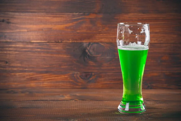 Glas grön öl — Stockfoto