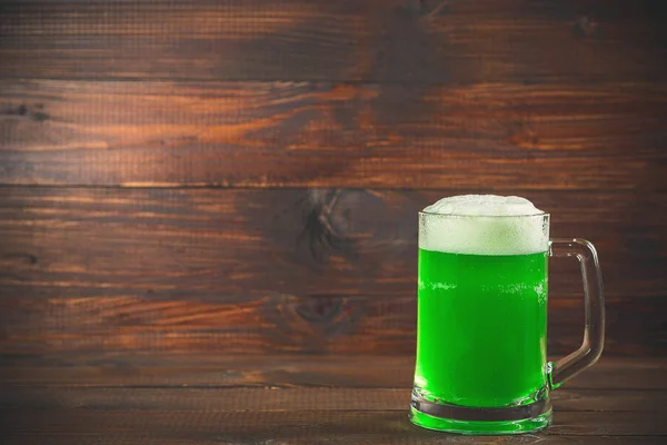 Mug of green beer — Stock Photo, Image