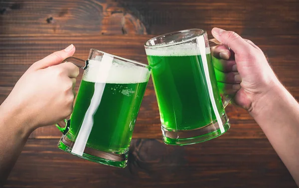 Muggar av grön öl — Stockfoto