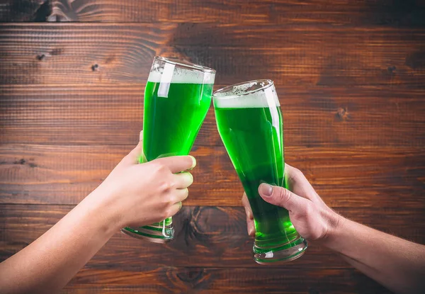 Grön öl glas — Stockfoto