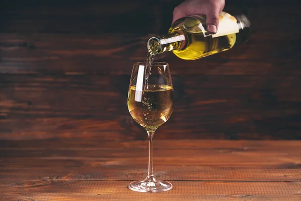 Pouring white wine — Stock Photo, Image