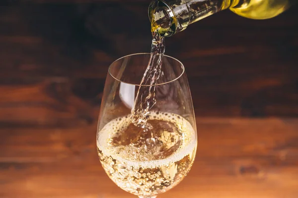 Pouring white wine — Stock Photo, Image