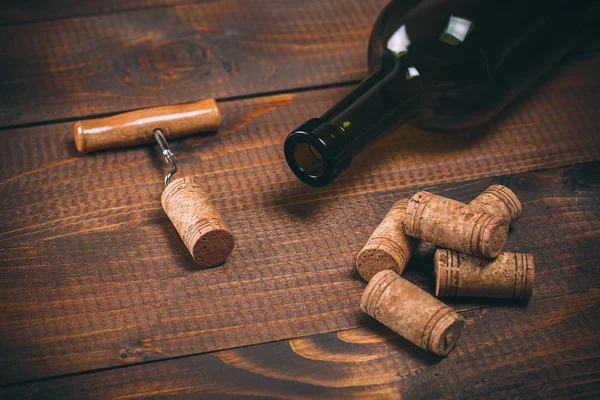 Garrafa de vinho tinto, saca-rolhas e rolhas — Fotografia de Stock